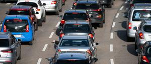 Autos stehen in der Stuttgarter Innenstadt im Stau. Im Tarifkonflikt des öffentlichen Nahverkehrs hatte die Gewerkschaft Verdi Beschäftigte der Branche zu einem Warnstreik aufgerufen. 