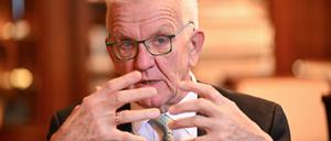 Winfried Kretschmann (Bündnis 90/Die Grünen), Ministerpräsident von Baden-Württemberg, spricht in der Villa Reitzenstein, dem Amtssitz der baden-württembergischen Landesregierung, bei einem Interview mit Journalisten der Deutschen Presse-Agentur.