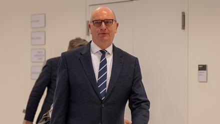 19.01.2024, Brandenburg, Potsdam: Dietmar Woidke (r, SPD), Ministerpräsident von Brandenburg, kommt zur Sitzung des Untersuchungsausschusses zur RBB-Krise. Der Untersuchungsausschuss im Landtag will herausfinden, wie die Rechtsaufsicht des Landes Brandenburg über den krisengebeutelten RBB ablief und ob diese ordnungsgemäß ausgeführt wurde. Foto: Monika Skolimowska/dpa +++ dpa-Bildfunk +++