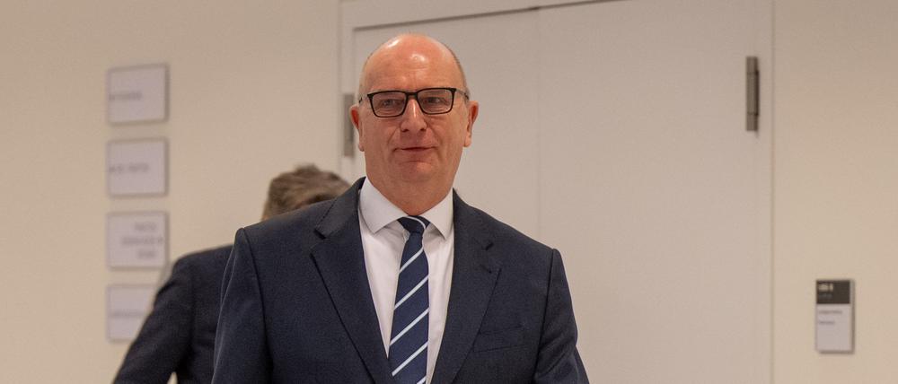 19.01.2024, Brandenburg, Potsdam: Dietmar Woidke (r, SPD), Ministerpräsident von Brandenburg, kommt zur Sitzung des Untersuchungsausschusses zur RBB-Krise. Der Untersuchungsausschuss im Landtag will herausfinden, wie die Rechtsaufsicht des Landes Brandenburg über den krisengebeutelten RBB ablief und ob diese ordnungsgemäß ausgeführt wurde. Foto: Monika Skolimowska/dpa +++ dpa-Bildfunk +++