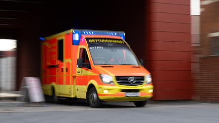 Ein Rettungswagen fährt zu einem Einsatz.