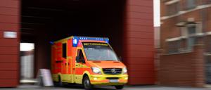 Ein Rettungswagen fährt zu einem Einsatz.
