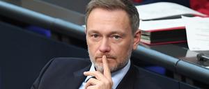 Christian Lindner (FDP), Bundesfinanzminister, sitzt auf der Regierungsbank im Bundestag. 