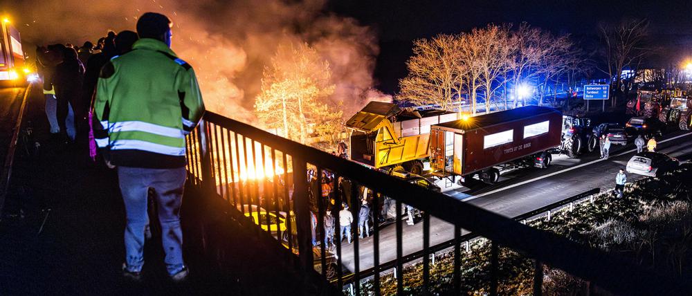 Niederländische und belgische Bauern protestieren auf der Autobahn nahe der Grenze zu den Niederlanden. 