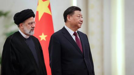 Xi Jinping (r.), Präsident von China, empfängt Ebrahim Raisi, Präsident von Iran, bei einer offiziellen Begrüßungszeremonie.