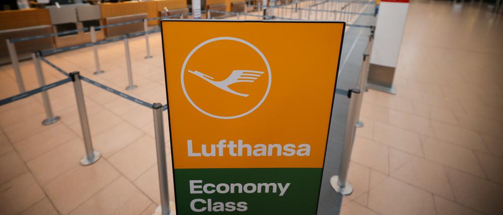 Hinweisschilder stehen am 05.02.2024 am Eingang zum Lufthansa Check-In im Terminal 2 im Airport Hamburg.