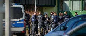 Polizisten stehen vor einer Schule in Neuwied. 