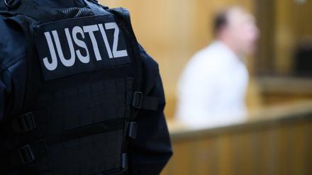 Der Angeklagte sitzt beim Prozessauftakt im Landgericht Hannover. 