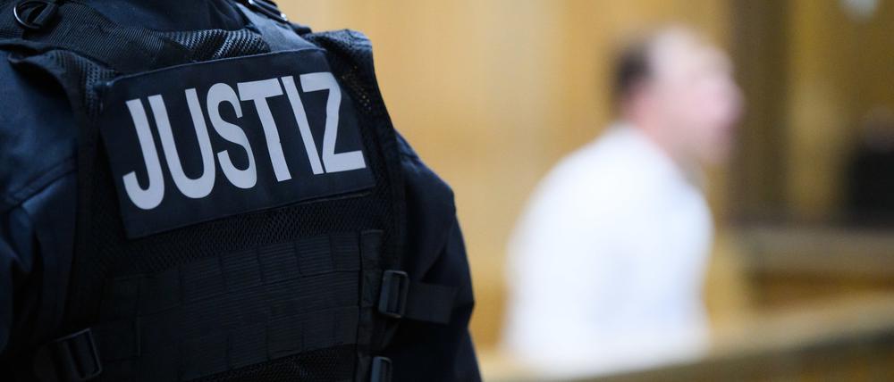 Der Angeklagte sitzt beim Prozessauftakt im Landgericht Hannover. 