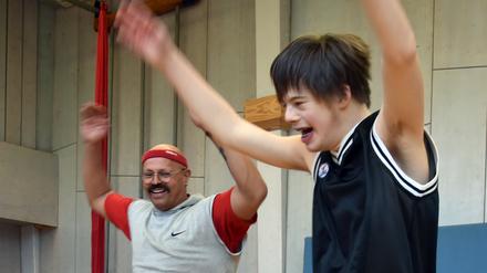 Tony Plate, rechts, und sein Betreuer Charles Graf in der Sporthalle der Freien Waldorfschule in Berlin-Kreuzberg.