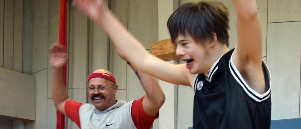 Tony Plate, rechts, und sein Betreuer Charles Graf in der Sporthalle der Freien Waldorfschule in Berlin-Kreuzberg.