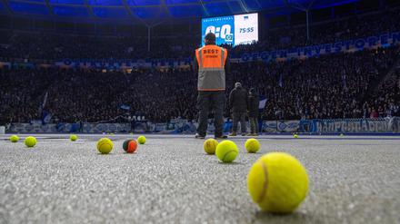 Fans von Hertha protestierten gegen den potenziellen Investor der DFL mit Tennisbällen.