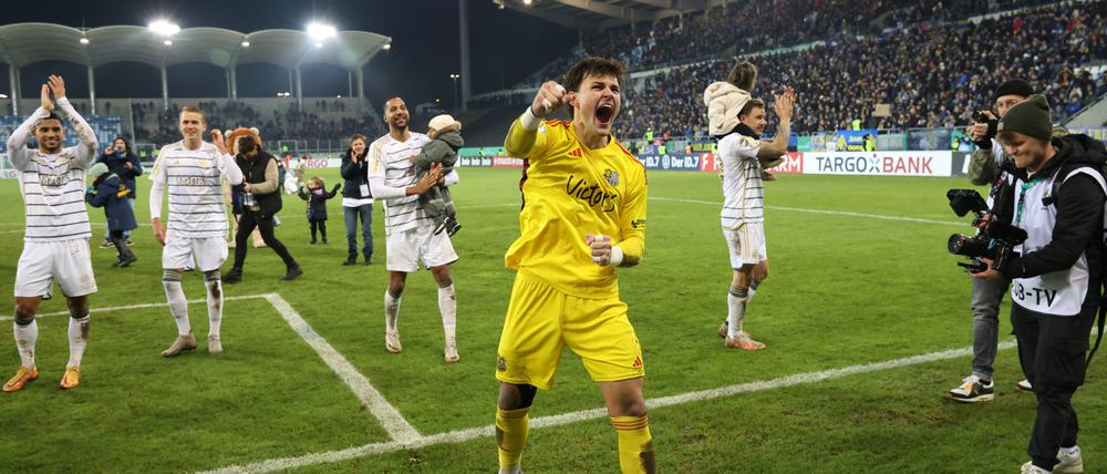 Der 1. FC Saarbrücken nach seinem Achtelfinalspiel gegen Eintracht Frankfurt.