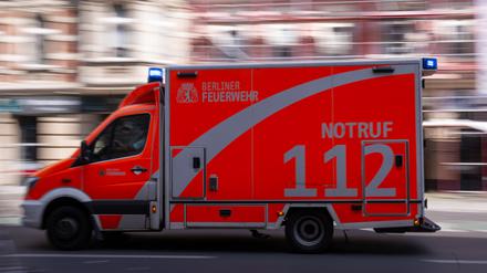 Ein Rettungswagen fährt zum Einsatz.