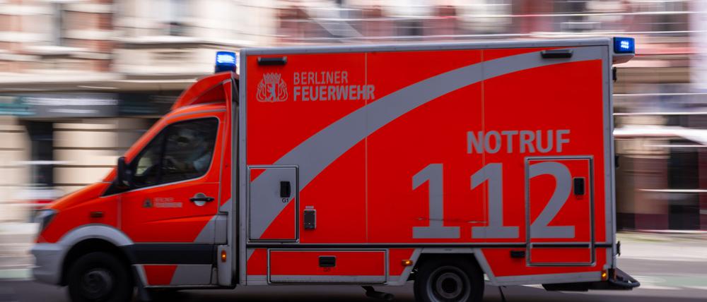 Ein Rettungswagen fährt zum Einsatz.