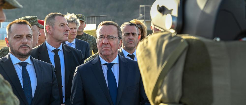 Boris Pistorius (M.), Bundesminister für Verteidigung, und Ejup Maqedonci (l.), Verteidigungsminister der Republik Kosovo, besuchen das Kosovo Search and Rescue International Training Centre (SARITC). 