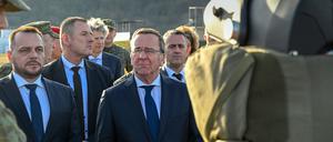 Boris Pistorius (M.), Bundesminister für Verteidigung, und Ejup Maqedonci (l.), Verteidigungsminister der Republik Kosovo, besuchen das Kosovo Search and Rescue International Training Centre (SARITC). 