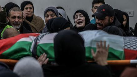 Angehörige trauern um einen Palästinenser, der bei einem israelischen Drohnenangriff im Westjordanland getötet wurde.