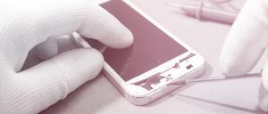 Ein Smartphone mit gebrochenem Bildschirm wird repariert: Auf EU-Ebene ist das sogenannte Recht auf Reparatur beschlossen worden.