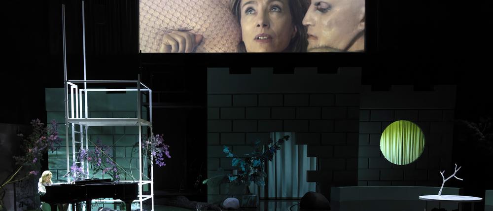 Zu zweit allein: Ursina Lardi in „Bad Kingdom“ an der  Schaubühne.