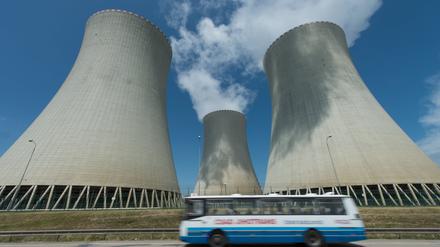 Ein Bus fährt vor den Kühltürmen des Atomkraftwerks Temelin in Tschechien entlang. Temelin ist weniger als 60 Kilometer von der Grenze zu Bayern entfernt.