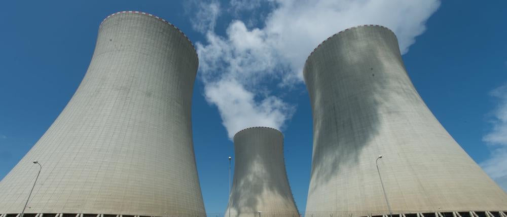 Ein Bus fährt vor den Kühltürmen des Atomkraftwerks Temelin in Tschechien entlang. Temelin ist weniger als 60 Kilometer von der Grenze zu Bayern entfernt.