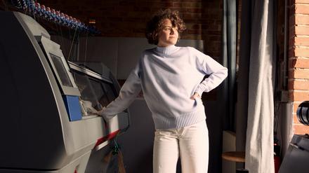 Designerin Luisa Lauber mit Strickmaschine.