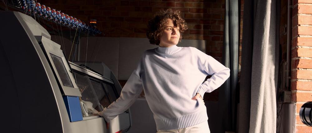 Designerin Luisa Lauber mit Strickmaschine.