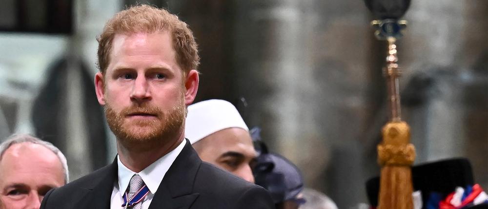 Der britische Prinz Harry sieht zu, wie sein Vater, der britische König Charles III. nach seiner Krönung die Westminster Abbey im Zentrum Londons verlässt (Archivbild).