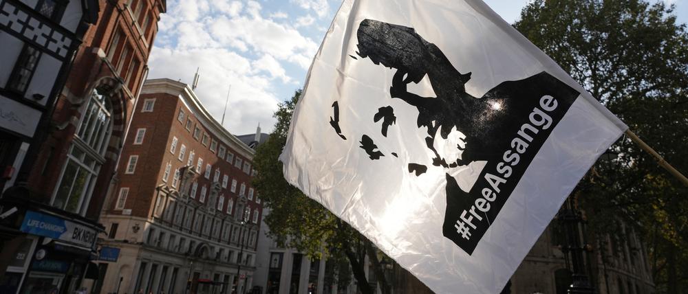 Eine Fahne mit dem Konterfei von Julian Assange, geschwenkt bei Demonstrationen vor dem Royal Courts of Justice in London, als Teil einer Kampagne für Assanges Freilassung.