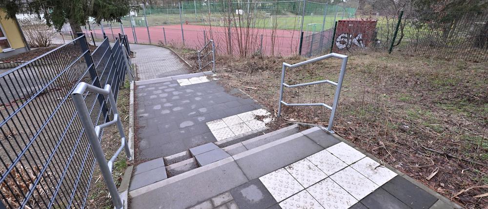 Zum Sportplatz und zur Inklusionsschule in Groß Glienicke kommt man nur über Treppen.