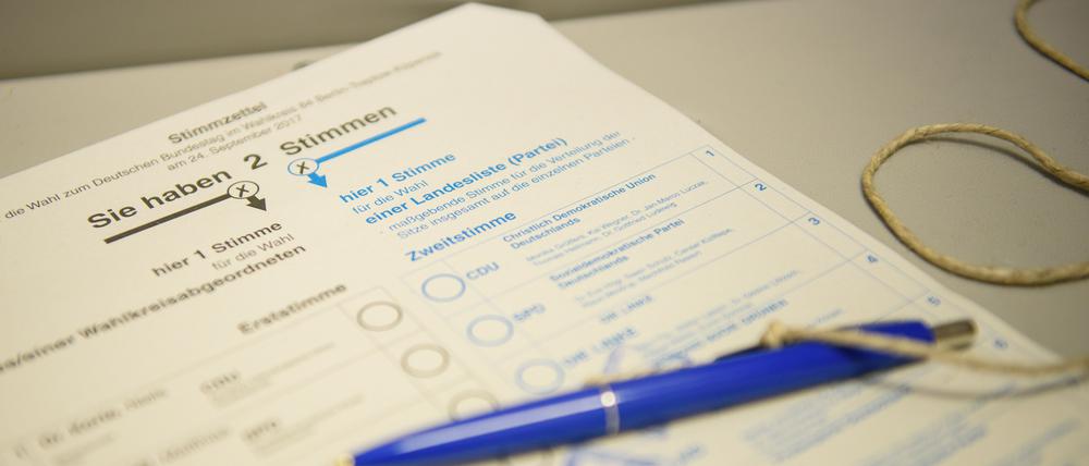 Ein Wahlzettel für die Bundestagswahl liegt am ersten Tag der Briefwahl in einem Wahllokal im Stadtteil Charlottenburg-Wilmersdorf in einer Wahlkabine. 