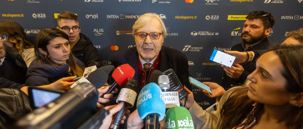 Große Bühne: Vittorio Sgarbi gibt seinen Abschied aus der Regierung in Mailand öffentlich bekannt.