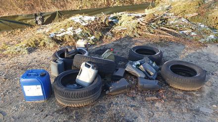 Autoreifen, Kanister, Säcke mit Styropor und Sperrmüll liegen hinter der Malzfabrik an der Bessemerstraße südlich vom Südkreuz. Am selben Ort leben auch Zauneidechsen.