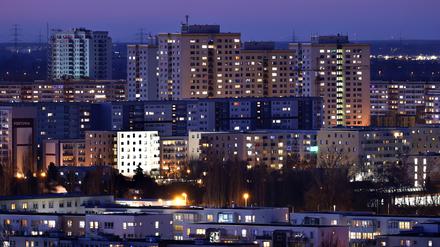 Blick am Abend auf Hochhäuser und Mehrfamilienwohnhäuser im Berliner Stadtteil Marzahn-Hellersdorf. 