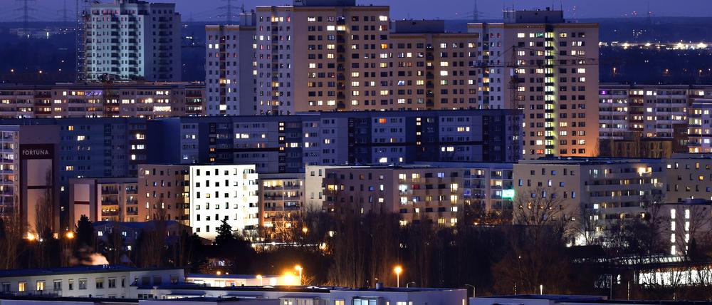 Blick am Abend auf Hochhäuser und Mehrfamilienwohnhäuser im Berliner Stadtteil Marzahn-Hellersdorf.