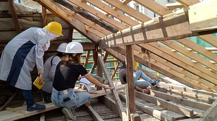Künftige Zimmerleute werden bei Dachstuhlarbeiten im Haus Medwar 749 fortgebildet.