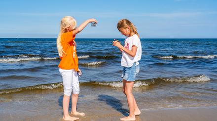 Guck mal! Kinderkurdirektorin Greta Scholz hat etwas gefunden am Strand von Karlshagen auf Usedom.