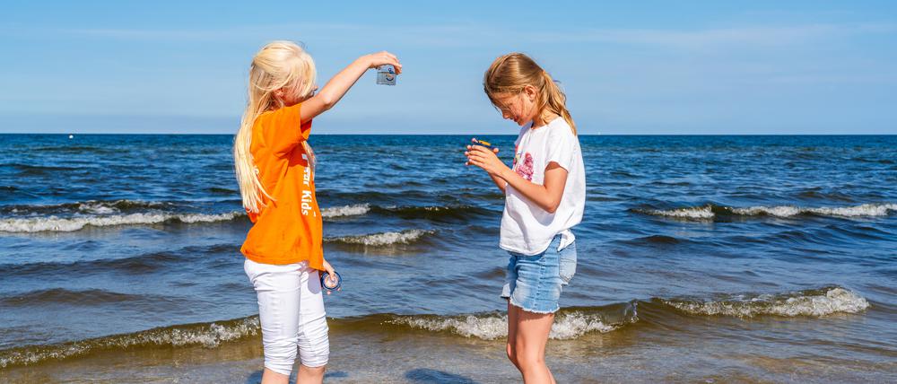 Guck mal! Kinderkurdirektorin Greta Scholz hat etwas gefunden am Strand von Karlshagen auf Usedom.