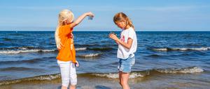 Guck mal! Kinderkurdirektorin Greta Scholz hat etwas gefunden am Strand von Karlshagen auf Usedom.