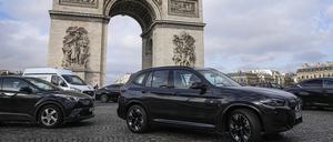 ARCHIV - 31.01.2024, Frankreich, Paris: SUV fahren auf der Avenue Champs Elysees in der Nähe des Arc de Triomphe. In Paris hat am Sonntag eine Bürgerbefragung zur Erhöhung der Parkgebühren für schwere Stadtgeländewagen begonnen. Rund 1,3 Millionen Einwohner der Hauptstadt sind zu der Abstimmung unter dem Motto «Mehr oder weniger SUV in Paris?» aufgerufen. Foto: Michel Euler/AP +++ dpa-Bildfunk +++