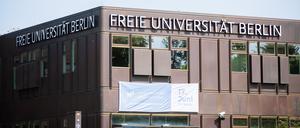 Der Schriftzug der Freie Universität (FU) Berlin an einem Gebäudekomplex. 