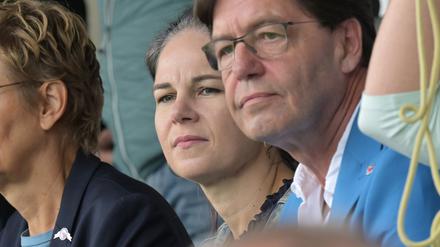 ARCHIV - 27.08.2023, Brandenburg, Potsdam: Annalena Baerbock (Bündnis 90/Die Grünen), Außenministerin, schaut sich zusammen mit Karsten Ritter-Lang, Präsident des FFC Turbine Potsdam, das Frauenfußballspiel von Turbine Potsdam gegen Carl Zeiss Jena an. Der Präsident sieht die laufende Saison als gesichert an. (zu dpa: «Saison von Turbine Potsdam gesichert - Kritik an Landeshauptstadt») Foto: Michael Bahlo/dpa +++ dpa-Bildfunk +++