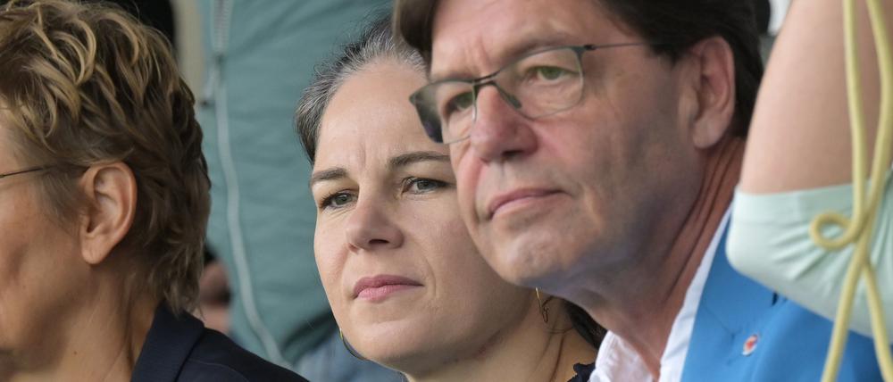ARCHIV - 27.08.2023, Brandenburg, Potsdam: Annalena Baerbock (Bündnis 90/Die Grünen), Außenministerin, schaut sich zusammen mit Karsten Ritter-Lang, Präsident des FFC Turbine Potsdam, das Frauenfußballspiel von Turbine Potsdam gegen Carl Zeiss Jena an. Der Präsident sieht die laufende Saison als gesichert an. (zu dpa: «Saison von Turbine Potsdam gesichert - Kritik an Landeshauptstadt») Foto: Michael Bahlo/dpa +++ dpa-Bildfunk +++