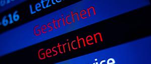 Eine Anzeigetafel mit ausgefallen Lufthansa-Flügen am Flughafen Berlin Brandenburg wahrend einem Streik der Lufthansa-Mitarbeiter am 07. Februar 2024.