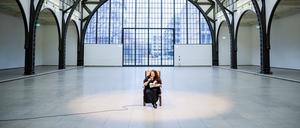 Die kubanische Künstlerin Tania Bruguera und viele andere tragen aus dem Werk der jüdischen Philosophin Hannah Arendt vor.