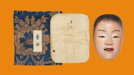 Japanische Nō-Maske eines Knaben mit Beutel und Kissen aus dem 16./17. Jahrhundert. Sie stammt aus dem Besitz der Fürstenfamilie Nanokaichi-Maeda.