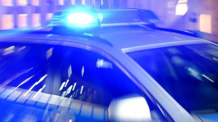 Ein Geldtransporter soll in Berlin-Mariendorf überfallen worden sein. Die Tatverdächtigen konnten fliehen. Wenige Kilometer entfernt brennt das mutmaßliche Fluchtfahrzeug.  