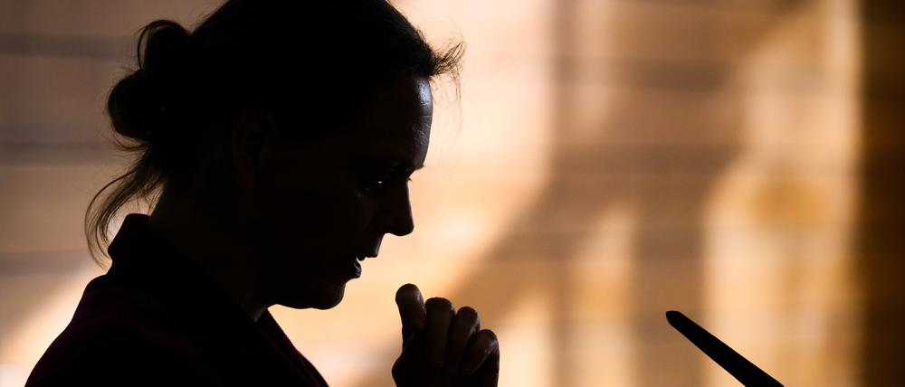 Katharina Kracht, Vertreterin der Betroffenen und Mitglied im Beirat des Forschungsverbundes, spricht bei einer Pressekonferenz zum Ergebnis der Studie zum Missbrauch in der evangelischen Kirche. 