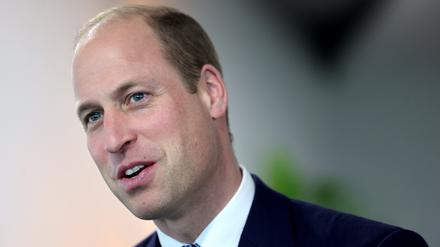 Prinz William von Großbritannien spricht mit einem Teilnehmer des United for Wildlife Global Summit im Flower Dome in den Gardens by the Bay.